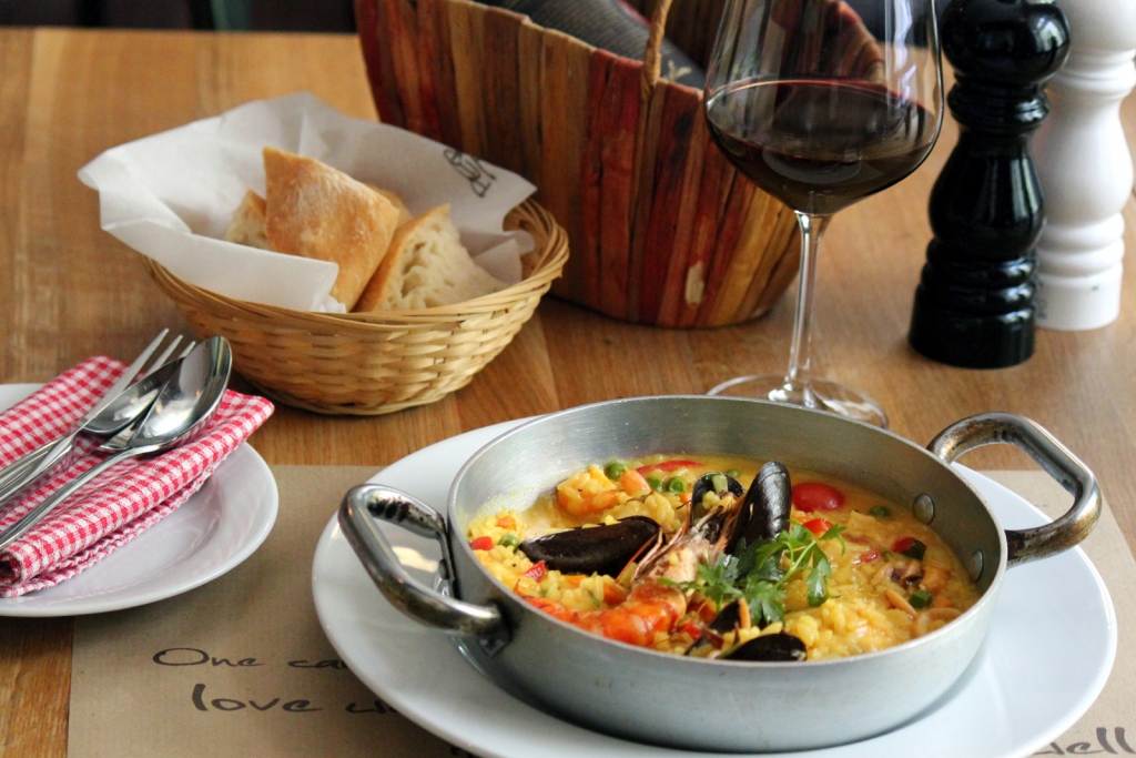 Paella s mořským ďasem a plody moře z našeho speciálního menu