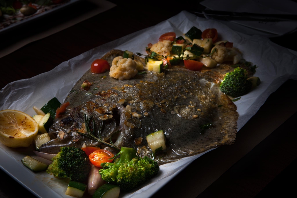 Čerstvé ryby s grilovanou zeleninou