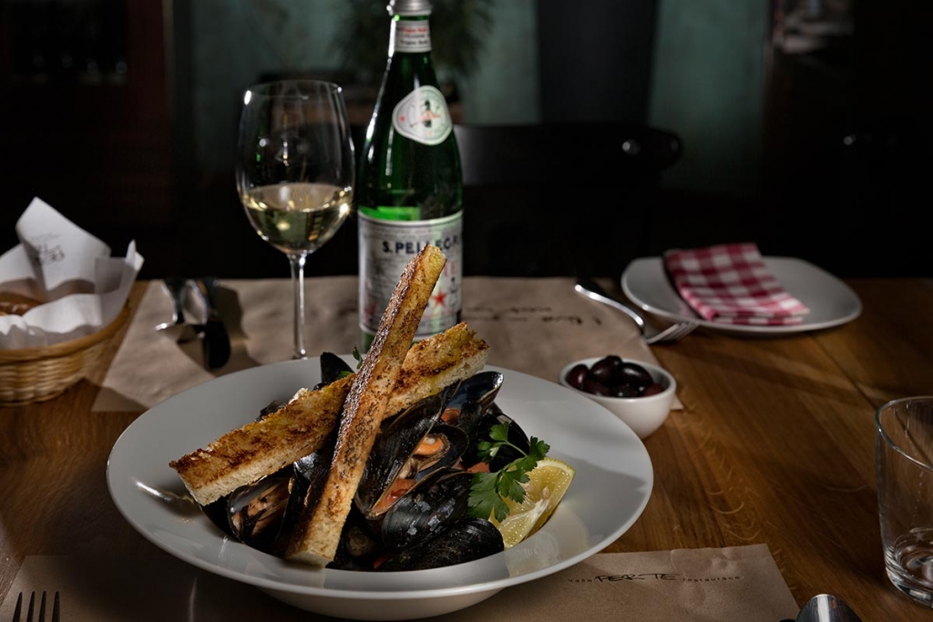 Mussels with white wine and garlic crostini